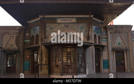 Istanbul.bateaux, l'architecture et les touristes. Banque D'Images