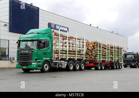 LIETO, FINLANDE - 30 MAI 2014 : Scania R730 V8 présente des camions de bois dans le cadre de leur nouvelle gamme à Scania Euro 6 V8 Road Show. Banque D'Images