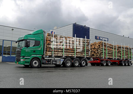 LIETO, FINLANDE - 30 MAI 2014 : Scania R730 V8 présente des camions de bois dans le cadre de leur nouvelle gamme à Scania Euro 6 V8 Road Show. Banque D'Images