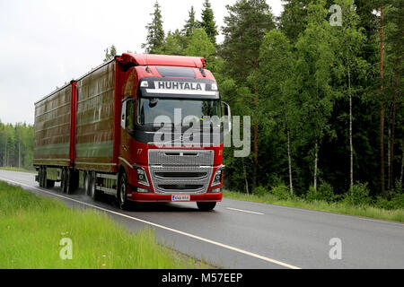 KOSKI, FINLANDE - le 7 juin 2014 : Volvo FH16 camion avec remorque complète sur la route. Le nouveau Volvo FH16 Euro 6 camions ont un D16K avec moteur à 550 Banque D'Images