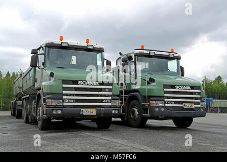 LIETO, FINLANDE - 30 MAI 2014 : Deux anciens modèles de Scania 124G 470 camions de gravier avec cabine classique. Les cabines à nez long peut être l'avenir, comme le nouveau p Banque D'Images