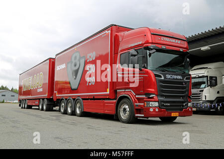 LIETO, FINLANDE - 30 MAI 2014 : Scania R730 V8 présente camion de copeaux dans le cadre de leur nouvelle gamme à Scania Euro 6 V8 Road Show. Banque D'Images