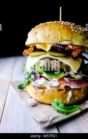 Cheeseburger appétissant sur la table en bois. Banque D'Images