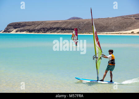 Fuerteventura , Canaries 08 Juin 2017 : Un homme jouit de la planche à voile. Il est nécessaire d'apprendre à l'aide d'une école de surf. Ce sport est aimée et pratiquée dans toute l'île Banque D'Images