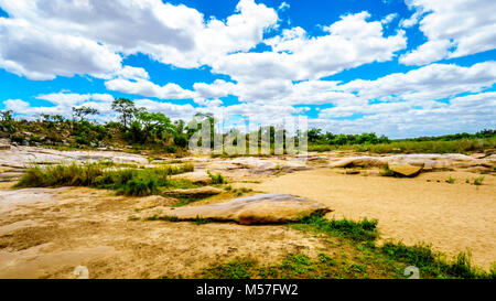 De gros rochers dans la rivière Sabie presque sec dans le centre du Parc National Kruger en Afrique du Sud Banque D'Images