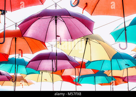 CS6 filtre appliqué à une photo illustration de plusieurs pendaison parasols colorés de frais généraux les fils. Banque D'Images