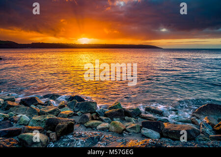 Plus de pauses soleil de la baie de St Austell, Cornwall de façon spectaculaire. Banque D'Images