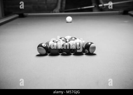 Retro style photo d'une des boules de billard, de bruit ajouté pour du vrai film effet,8support de boule noir et blanc, grand poster avec des tables de billard. Banque D'Images