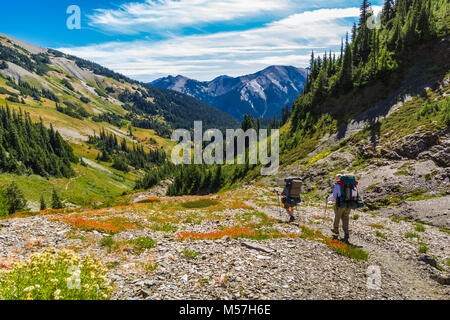 Backpackers Karen Rentz et Joan Michaels sur le sentier de randonnée dans la vallée du blaireau pendant une randonnée dans la région de Grand Valley National Olympique Par Banque D'Images