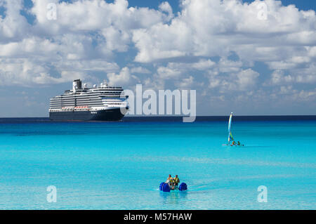 Bateau de croisière Nouveau Amsterdam à Half Moon Cay, Bahamas Banque D'Images