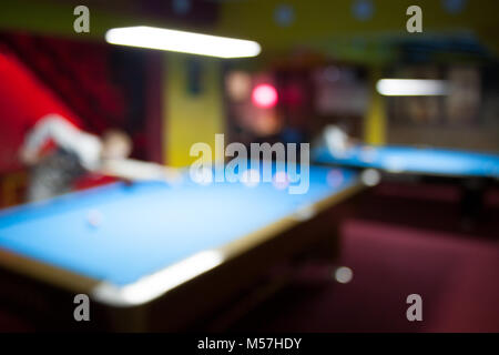 Jeux de billard un arrière-plan flou - composition de jeu Piscine carré avec des tons de couleur multicolore dominante et à incandescence lumière néon Banque D'Images