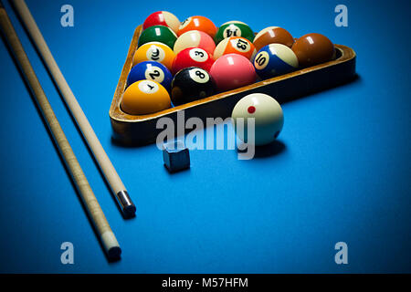 Image de boules de billard, cue et la craie sur tableau bleu. Banque D'Images