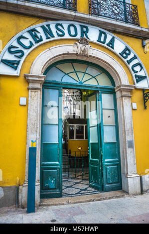 Funiculaire de Bica entrée avec Ascensor da Bica signe, Lisbonne, Portugal Banque D'Images