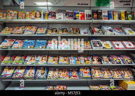 Étagère avec des magazines dans un supermarché, Allemagne Banque D'Images