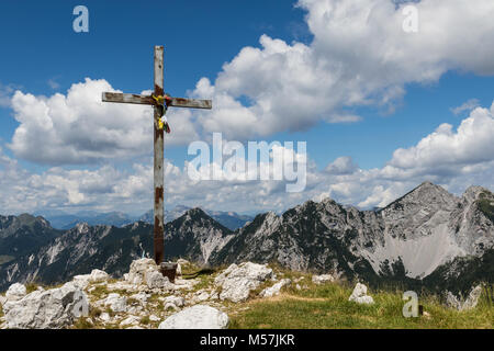 Sommet cross à Jôf di Somdogna, Alpes Juliennes, Italie Banque D'Images