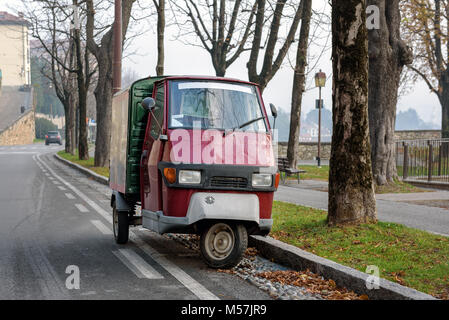 Voiture à trois roues traditionnel italien Piaggio Ape rester stationné sur la rue Banque D'Images