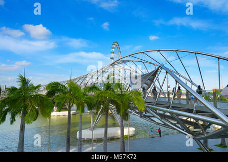 Singapour - février 17, 2017 : l'Helix Bridge à Singapour. C'est un pont dans la Marina Bay. L'hélice est fabriqué à partir de 650 tonnes de Stainle Duplex Banque D'Images