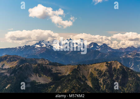 Le mont Olympe dans la distance, vu du sentier du col Grand pendant une randonnée dans la vallée de Grand Olympic National Park, Washington State Banque D'Images