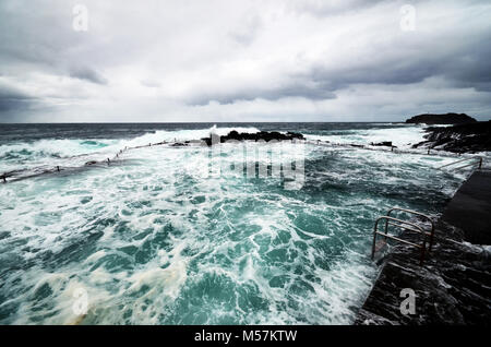 Bains de mer sur un jour de tempête. Campbelltown NSW Australie Banque D'Images