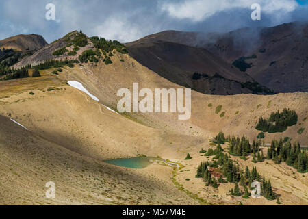 De couleur turquoise tarn perché dans une zone alpine le long de la piste du col Grand, à environ 1,6 km de l'obstruction, Point de départ au cours d'une visite Banque D'Images