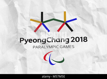 14 décembre 2017 Moscou, Russie Symboles XII Jeux paralympiques d'hiver à Pyeongchang, en République de Corée sur une feuille de papier froissé Banque D'Images
