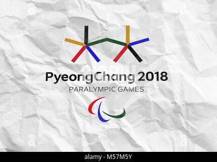 14 décembre 2017 Moscou, Russie Symboles XII Jeux paralympiques d'hiver à Pyeongchang, en République de Corée sur une feuille de papier froissé Banque D'Images