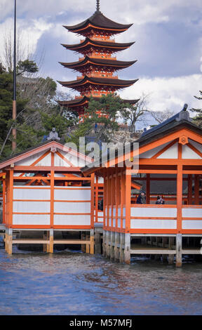 Itsukushima, également connu sous le nom de Miyajima, est une petite île dans la baie d'Hiroshima, le Japon de l'ouest Banque D'Images