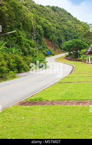 Beau chemin rural à côté de la plage de Phuket, autour des îles de Khao-Khad point de vue. De ce point de vue, les touristes peuvent profiter de la vue à 180 degrés Banque D'Images