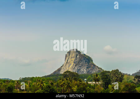 Golden Buddha sculpté au laser et incrusté d'or sur Khao Chee Chan Falaise. L'un des plus célèbre paysage situé à Sattahip, la province de Chonburi, Thaïlande Banque D'Images