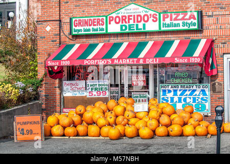 Façade de Porfido's Market and Deli avec annonces de vente et des citrouilles pour l'Halloween de depuis 1920, situé dans le Maine St. à Littleton, NH, USA. Banque D'Images