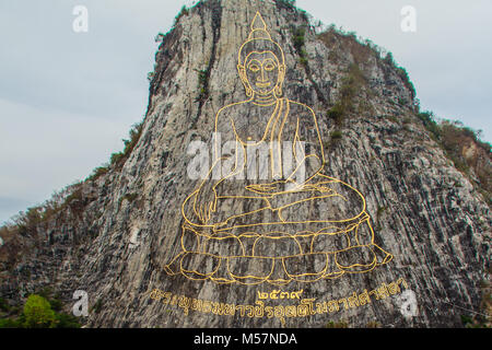 Golden Buddha sculpté au laser et incrusté d'or sur Khao Chee Chan Falaise. L'un des plus célèbre paysage situé à Sattahip, la province de Chonburi, Thaïlande Banque D'Images