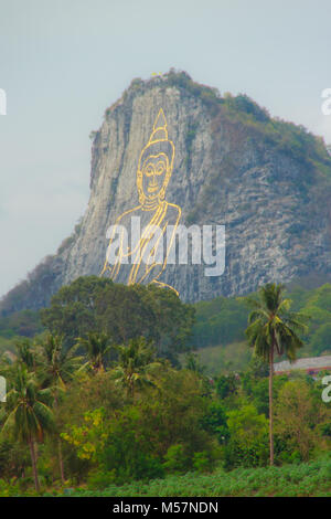 Golden Buddha sculpté au laser et incrusté d'or sur Khao Chee Chan Falaise. L'un des plus célèbre paysage situé à Sattahip, la province de Chonburi, Thaïlande Banque D'Images