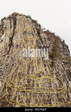 Golden Buddha sculpté au laser et incrusté d'or sur Khao Chee Chan Falaise. L'un des plus célèbre paysage situé à Sattahip, la province de Chonburi, Thaïlande Banque D'Images