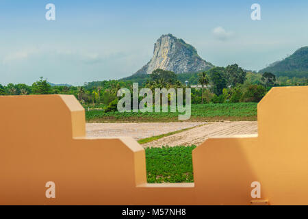 Golden Buddha sculpté au laser et incrusté d'or sur Khao Chee Chan Falaise. L'un des plus célèbre paysage situé à Sattahip, la province de Chonburi, Thaïlande Banque D'Images