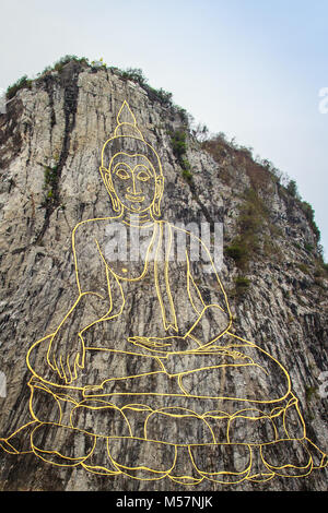 Golden Buddha sculpté au laser et incrusté d'or sur Khao Chee Chan Falaise. L'un des plus célèbre paysage situé à Sattahip, la province de Chonburi, Thaïlande Banque D'Images