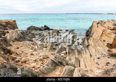 D'étranges formations rocheuses au bord de la mer Méditerranée, près de plage d'Es Trenc, sur l'île de Majorque, Espagne. Banque D'Images