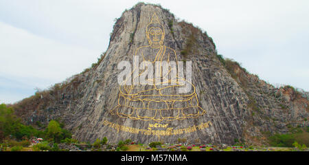 Golden Buddha sculpté au laser et incrusté d'or sur Khao Chee Chan Falaise. L'un des plus célèbre paysage situé à Sattahip, la province de Chonburi, Thaïlande Banque D'Images