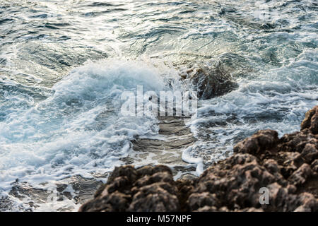 Détail du mouvement de l'eau de la mer Méditerranée en frappant les rochers dans une crique sur l'île de Majorque, Espagne. Banque D'Images