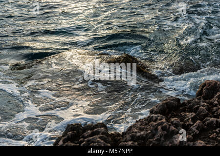 Détail du mouvement de l'eau de la mer Méditerranée en frappant les rochers dans une crique sur l'île de Majorque, Espagne. Banque D'Images