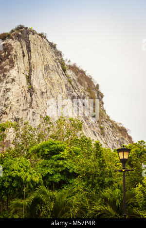 Golden Buddha sculpté au laser et incrusté d'or sur Khao Chee Chan Falaise. L'un des plus célèbre paysage situé à Sattahip, la province de Chonburi, Thaïlande Banque D'Images