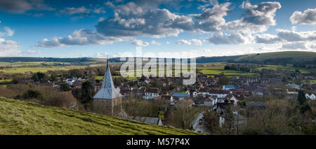 En fin d'après-midi d'hiver la lumière du soleil et nuages orageux - Vue sur East Meon et All Saints Church, Hampshire, Royaume-Uni Banque D'Images