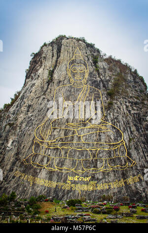 Golden Buddha sculpté au laser et incrusté d'or sur Khao Chee Chan Falaise. L'un des plus célèbre paysage situé à Sattahip, la province de Chonburi, Thaïlande Banque D'Images