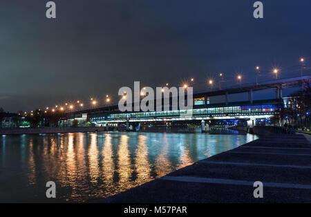 4 novembre 2017, Moscou, Russie. Métro Luzhniki Pont sur la rivière Moskva dans la nuit Vorobyovy Gory. Banque D'Images