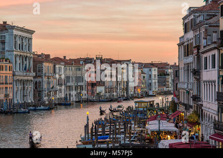 Le canal Grande à Venise sous le coucher du soleil avec gondoles vénitiennes paddling loin dans la distance Banque D'Images