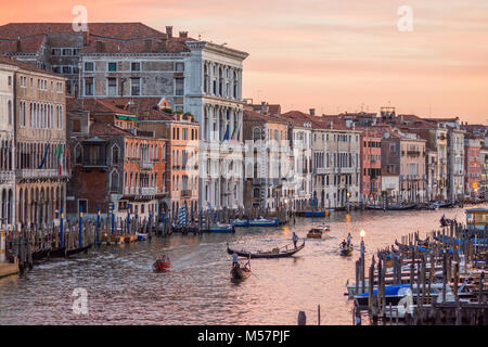 Le canal Grande à Venise sous le coucher du soleil avec gondoles vénitiennes paddling loin dans la distance Banque D'Images