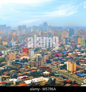 Vue urbaine avec multi-couleur une histoire maisons et immeubles de grande hauteur sur l'horizon. La vie urbaine. En effet ton style vintage. Banque D'Images