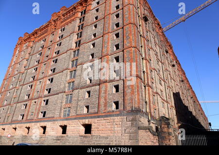 19e siècle l'abandon énorme entrepôt construit en brique à Liverpool docklands. Banque D'Images