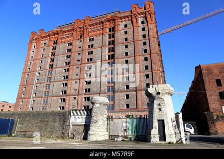 19e siècle l'abandon énorme entrepôt construit en brique à Liverpool docklands. Banque D'Images