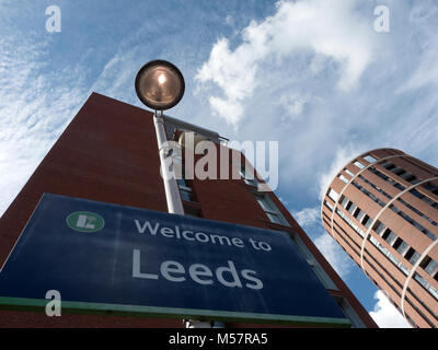 Bienvenue à Leeds panneau sur la plate-forme à la gare de Leeds, Yorkshire, Angleterre Banque D'Images
