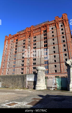 19e siècle l'abandon énorme entrepôt construit en brique à Liverpool docklands. Banque D'Images